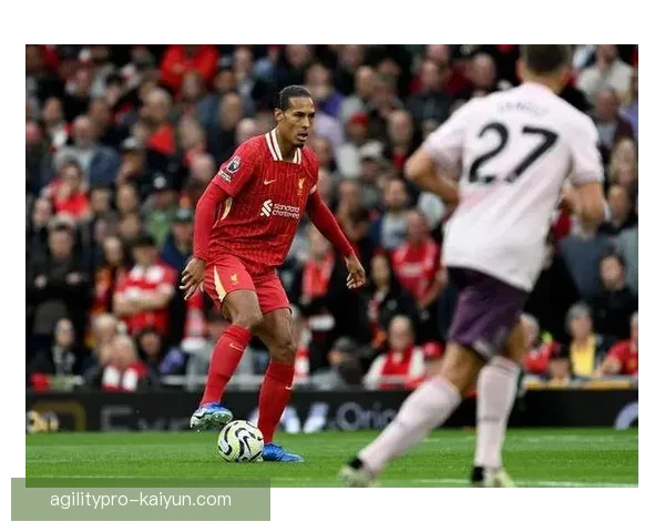 范戴克与阿诺德默契配合持续提升，成为利物浦防线稳固支柱